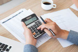 デジタルホワイトボード（電子黒板）の価格はどのくらい？節約方法も解説！